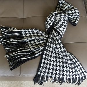 CUTE & SO WARM Houndstooth Knit Tasseled Scarf